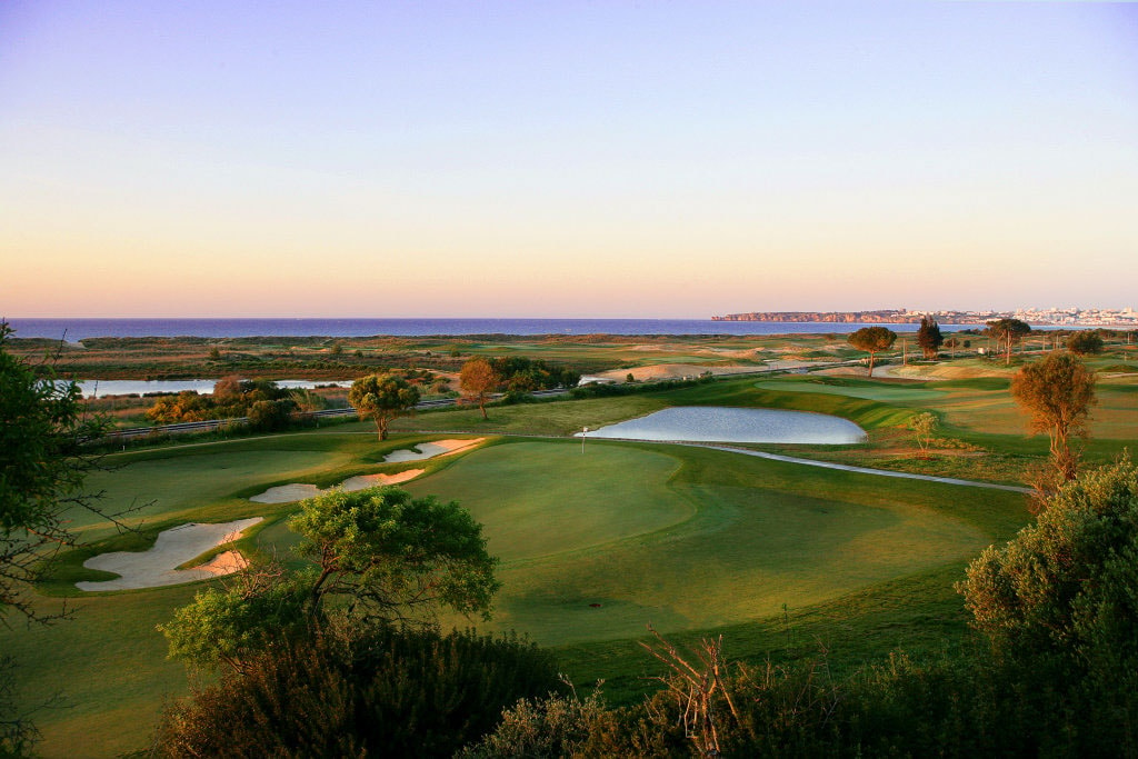 A map indicating quick access golf courses near Faro Airport, perfect for travelers.